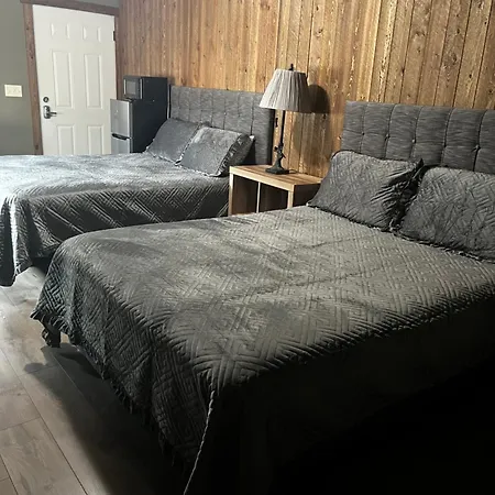 Parkway Yellowstone Guest House Room #2